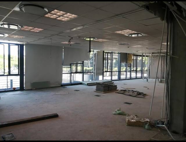 BUSINESS PROPERTY TO RENT IN WOODMEAD